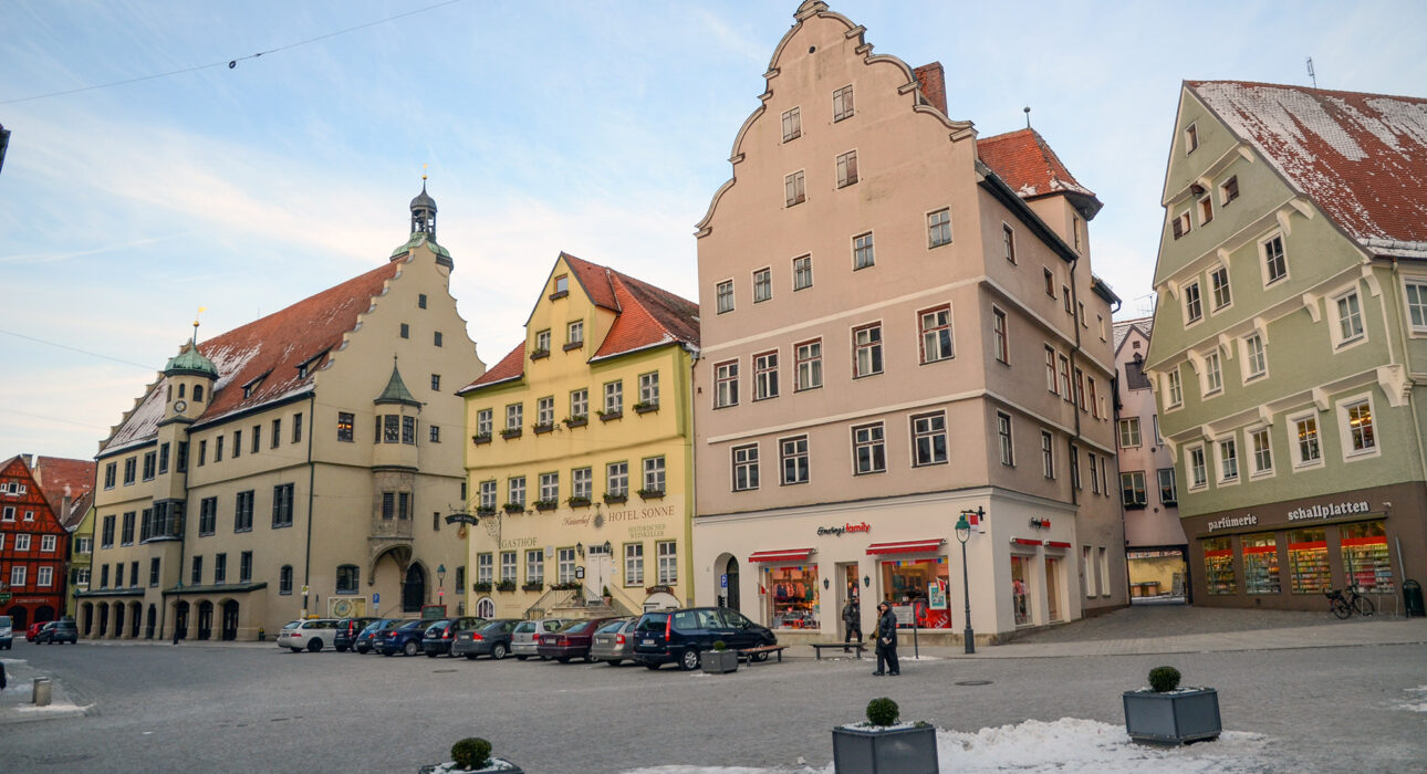 Nördlingen,_Marktplatz_1,_3,_4,_6-001